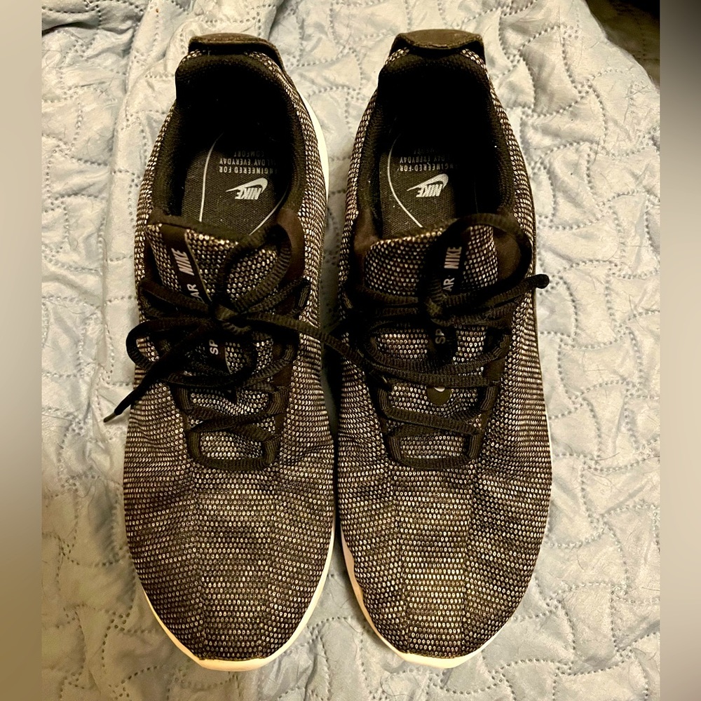 Size Nike women’s tennis shoe